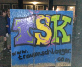 Kunsthaltestelle von hinten, mit TSK-Graffiti